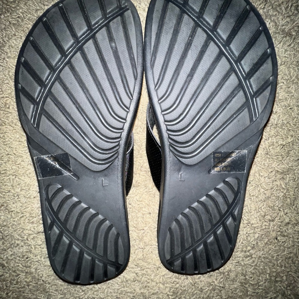 Women's Black Cushioned Sandals - Picture 3 of 5